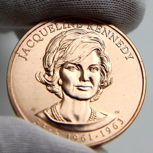 Jacqueline Kennedy Bronze Medal, Obverse