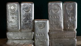 Gold Falls for Fourth Time in Five Sessions, Silver Sheds 2.5% Stacked Silver Bars