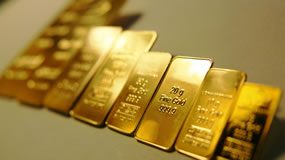 Gold Snaps Annual Winning Streak, Silver Tumbles in 2013 Gold bars in layers