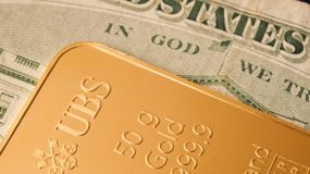 Gold Ends at 21-Week Low, Silver Tumbles, US Silver Eagles Gain US Money and gold bar