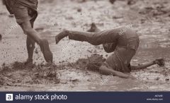 woman-falling-in-mud-woodstock-music-festival-1994-usa-A67A9E