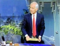 Johnny Carson lifts the ingot, May 10, 1991