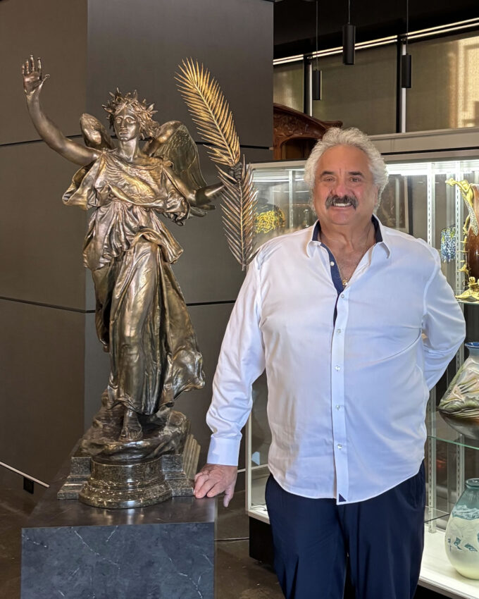 Victory statue and Kevin Lipton | CoinNews Victory statue and Kevin Lipton